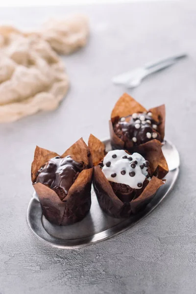 Süße Muffins Mit Zuckerguss Und Schokoladenchips Auf Silbertablett Serviert — Stockfoto