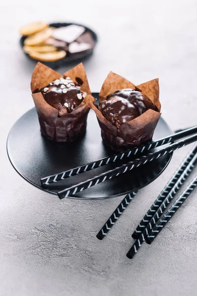 Zoete Cupcakes Met Chocolade Chips Geserveerd Plaat Met Rietjes — Stockfoto