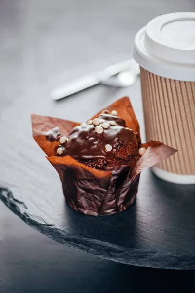 Zoete Chocolade Muffin Met Koffiekopje Leisteen Bord — Stockfoto