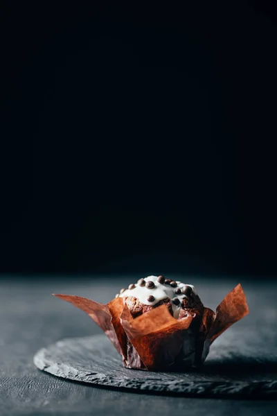 Delicioso Muffin Com Esmalte Quadro Ardósia Escuro — Fotografia de Stock
