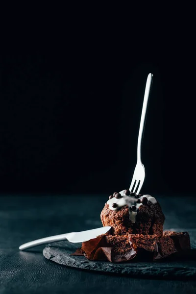 Delizioso Muffin Con Smalto Argenteria Impostato Sfondo Scuro — Foto Stock