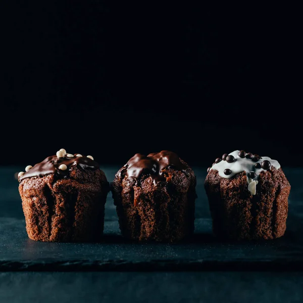 Süße Muffins Mit Schokoladenchips Auf Dunklem Hintergrund — Stockfoto