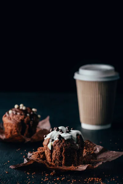 Muffin Lezat Dengan Glasir Dengan Secangkir Kopi Atas Meja — Stok Foto