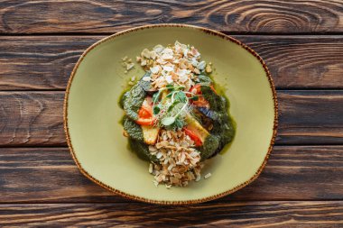 Vejetaryen rendelenmiş badem ve Brüksel lahanası salatası üstten görünüm ahşap masa üzerinde