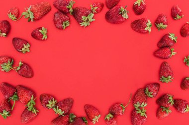 Olgun yaz çilek kırmızı zemin üzerine izole kare