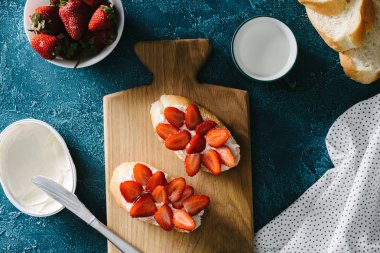 yaz kahvaltı krem peynir ve çilek ile beyaz ekmek en iyi görünümü ahşap tahta üzerinde
