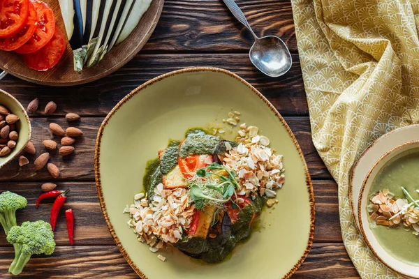 Acostado Plano Con Ensalada Vegetariana Verduras Frescas Sopa Crema Mesa — Foto de Stock