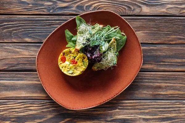 Top View Vegetarian Salad Sprouts Spinach Plate Wooden Surface — Free Stock Photo