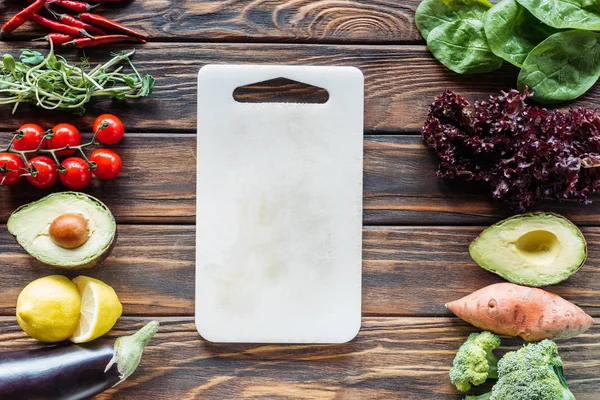 Flat Lay Empty Cutting Board Fresh Vegetables Arranged Wooden Tabletop — Stock Photo, Image