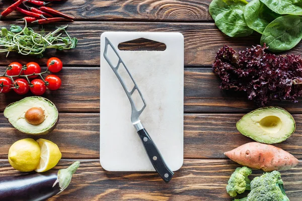 Flat Lay Cutting Board Knife Fresh Vegetables Arranged Wooden Tabletop — Free Stock Photo