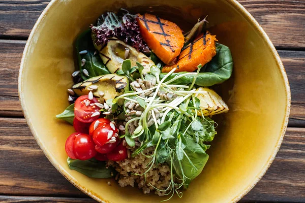Draufsicht Auf Vegetarischen Salat Mit Gegrilltem Gemüse Rosenkohl Kirschtomaten Schüssel — Stockfoto