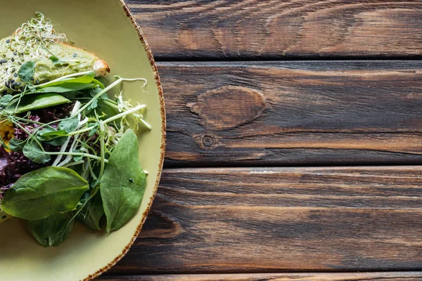 Vista Superior Ensalada Vegetariana Con Espinacas Brotes Plato Mesa Madera — Foto de Stock