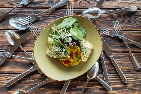 Bovenaanzicht Van Vegetarische Salade Gearrangeerd Bestek Houten Oppervlak — Stockfoto