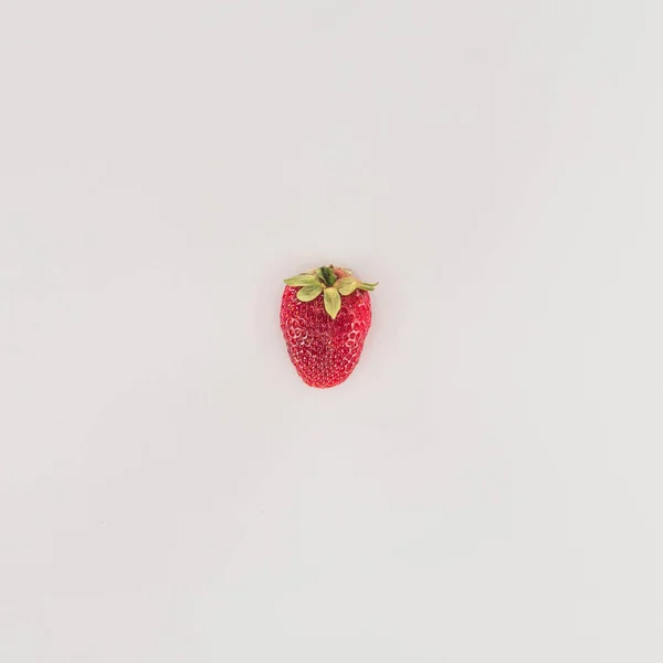 Morango Maduro Vermelho Isolado Sobre Fundo Branco — Fotografia de Stock