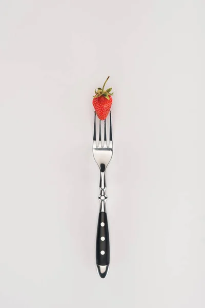 白色背景的叉子上生草莓 — 图库照片
