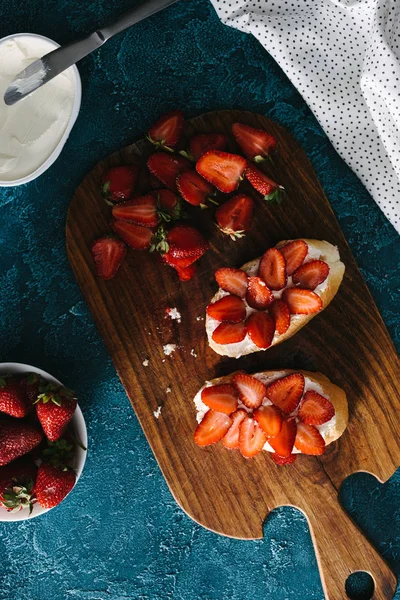 Top View Bread Cream Cheese Strawberries Wooden Board — Stock Photo, Image