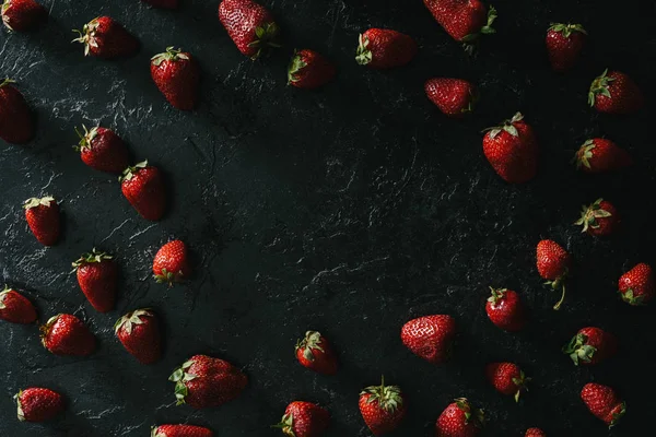 Rahmen Aus Rohen Saftigen Erdbeeren Auf Dunklem Hintergrund — Stockfoto