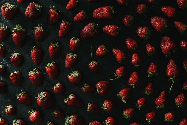 Spirale Aus Roten Erdbeeren Auf Dunklem Hintergrund — Stockfoto