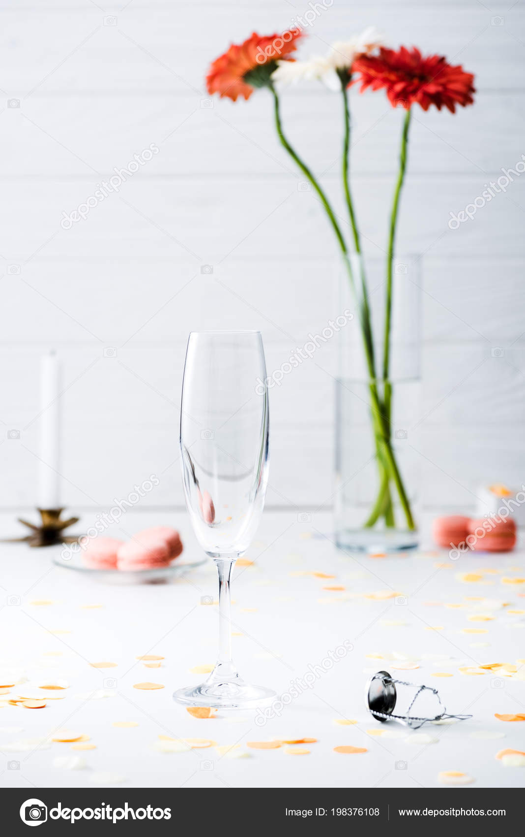 Enfoque Selectivo Vidrio Vacío Con Ramo Flores Gerberas Sobre Fondo — Foto  de stock #198376108 © VadimVasenin, image size:1068x1700