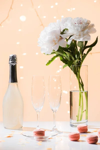 Närbild Bild Flaska Champagne Tomma Glas Macarons Och Bukett Pion — Stockfoto