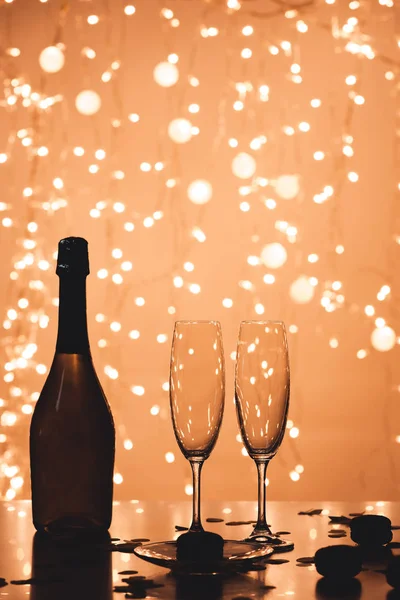 散景风格的香槟瓶和空玻璃的特写视图 — 图库照片
