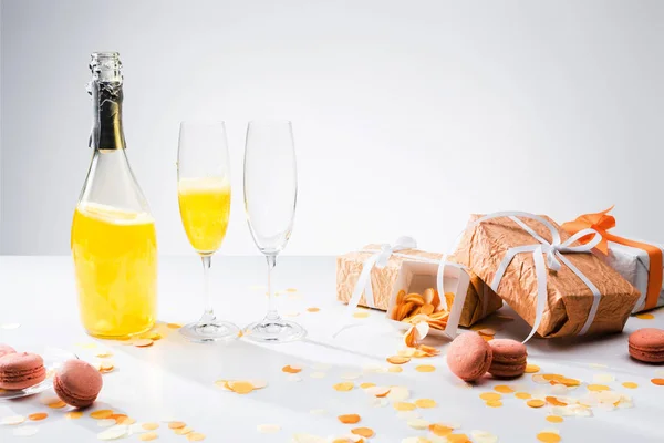 Vue Rapprochée Verrerie Avec Champagne Jaune Macarons Cadeaux Arrangés Sur — Photo
