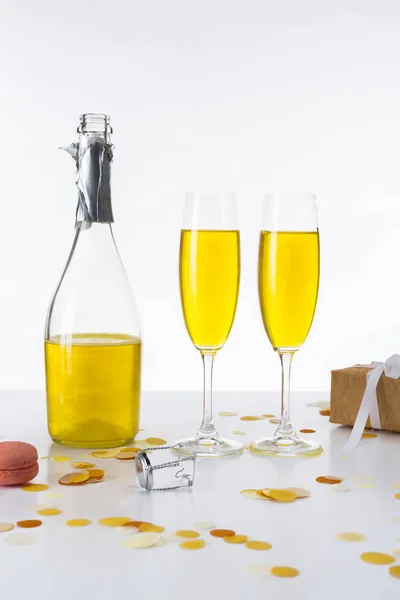 Крупним Планом Пляшка Окуляри Жовтим Шампанським Загорнутий Подарунок Сірому Фоні — Безкоштовне стокове фото