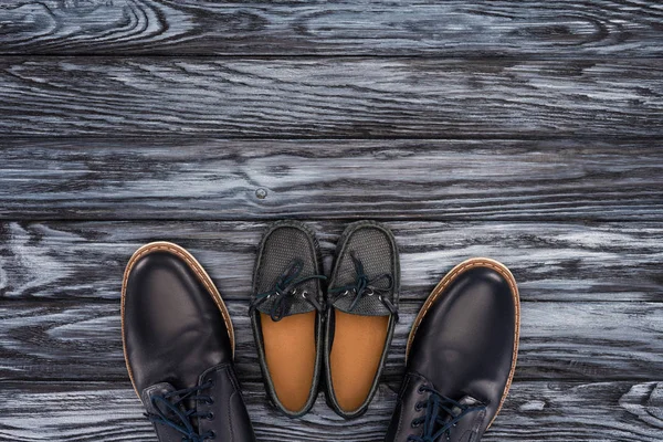 Bovenaanzicht Van Vader Kind Schoenen Houten Tabeltop Gelukkig Vaders Dag — Stockfoto