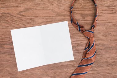 ahşap yüzey üzerinde kravat ve boş kağıt üstten görünüm