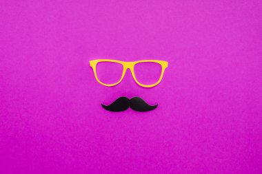 karton gözlük ve bıyık pembe yüzeyinde yapılmış beyefendi yüz üstten görünüm