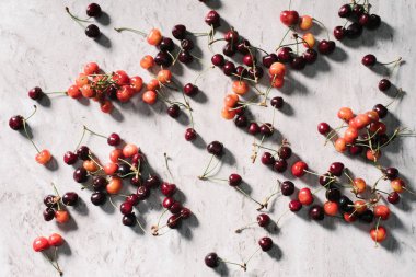 mermer zemin üzerine taze olgun sağlıklı kiraz üstten görünüm 