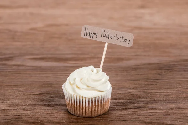 Cupcake Saboroso Com Feliz Dia Dos Pais Inscrição Superfície Madeira — Fotografia de Stock