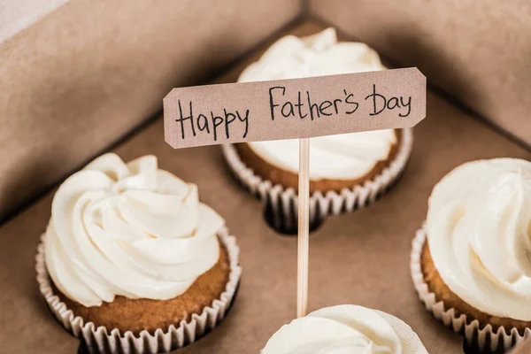 Tiro Close Cupcakes Saborosos Caixa Com Inscrição Feliz Dia Dos — Fotografia de Stock