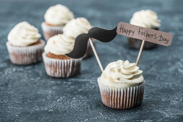 Cremosos Cupcakes Con Signo Bigote Feliz Día Los Padres Inscripción —  Fotos de Stock