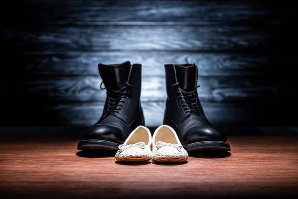 Close Shot Father Daughter Shoes Wooden Surface Happy Fathers Day — Stock Photo, Image