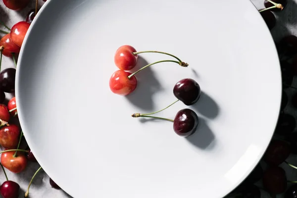 Top View Ripe Red Yellow Cherries White Plate — Free Stock Photo