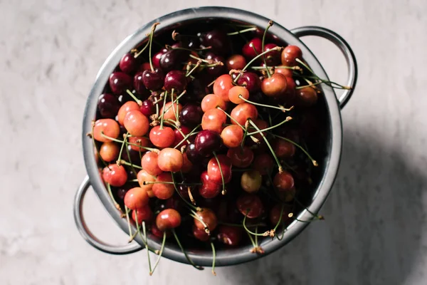 Top View Metallic Pan Ripe Sweet Cherries Marble Surface — Free Stock Photo