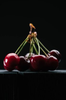 olgun tatlı kiraz siyah ahşap masa üzerinde görmek
