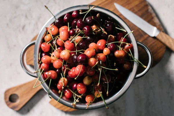 Top View Metallic Pan Ripe Sweet Cherries Wooden Cutting Board — Free Stock Photo