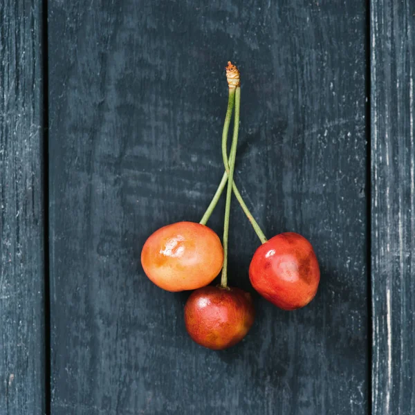 Vista Superior Cerezas Amarillas Dulces Maduras Sobre Una Superficie Madera — Foto de stock gratuita