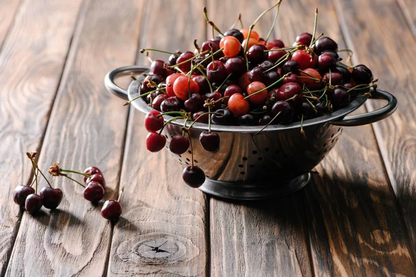 Colander Cireșe Proaspete Dulci Sănătoase Masa Lemn Rustic — Fotografie de stoc gratuită