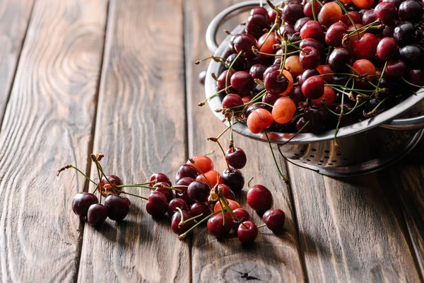 Colander Fresh Ripe Sweet Cherries Wooden Table — Free Stock Photo