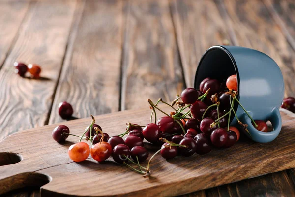 Close View Organic Sweet Cherries Blue Cup Wooden Cutting Board — Free Stock Photo