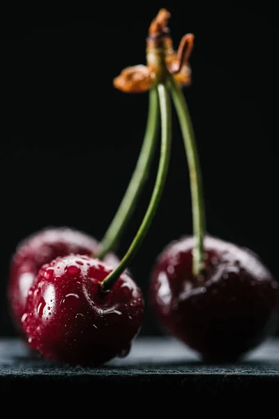 Vergrote Weergave Van Verse Zoete Gezonde Kersen Met Waterdruppels Zwart — Gratis stockfoto