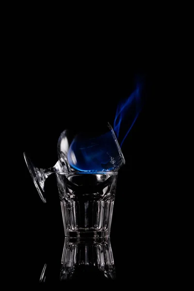 Aproape Vedere Alcool Sambuca Băutură Ardere Sticlă Fundal Negru — Fotografie de stoc gratuită