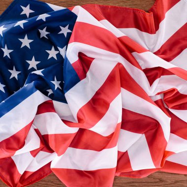Amerika Birleşik Devletleri bayrağı üstten görünüm ahşap masa üstü, bağımsızlık günü kavramı
