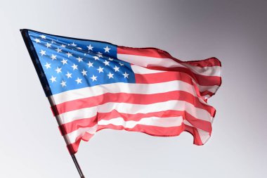 Amerika Birleşik Devletleri bayrağı sallayarak gri, bağımsızlık günü kavramı
