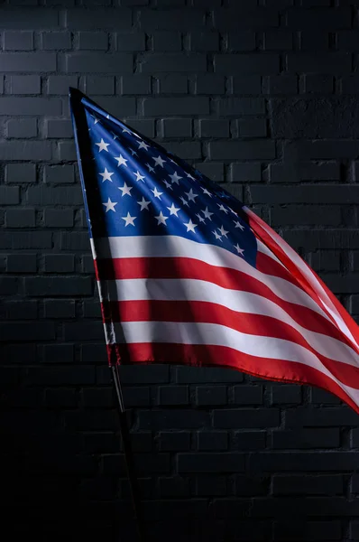 Bandera Los Estados Unidos Frente Pared Ladrillo Negro Concepto Día — Foto de Stock