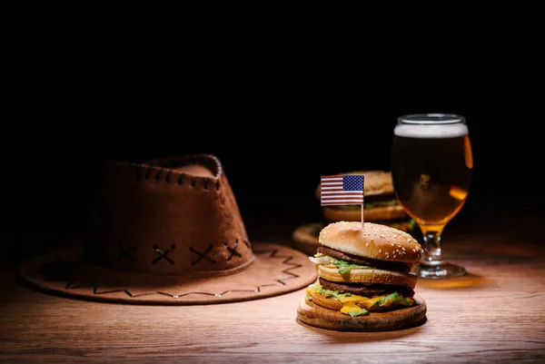 Delicioso Hambúrguer Mesa Madeira Com Chapéu Cowboy Americano Copo Cerveja — Fotografia de Stock