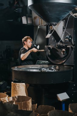 Erkek işçi yükleme kavurma kahve çekirdekleri ile yükleme